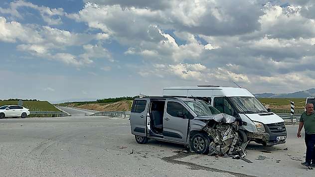Malatya'da Minibüs ile Hafif Ticari Araç Çarpıştı: 8 Yaralı
