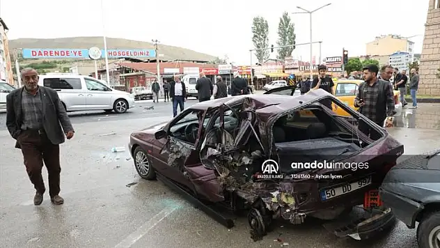 Malatya'da minibüs kırmızı ışıkta bekleyen araçlara çarptı, 7 kişi yaralandı