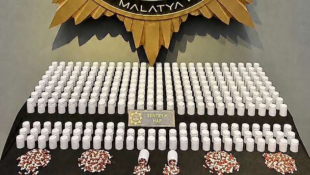 Malatya'da Narkotik Operasyonu: 14 Bin 900 Sentetik Ecza Ele Geçirildi