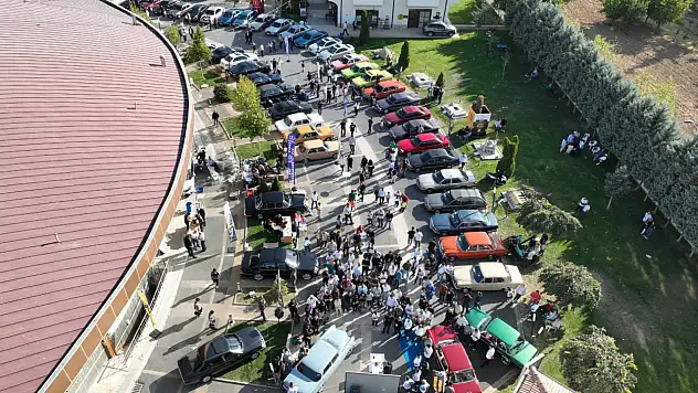 Malatya'da Nostalji Rüzgârı: Klasik Mercedesler Şehri Büyüledi
