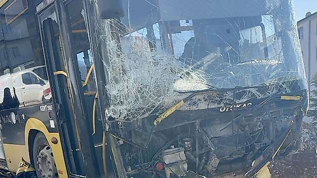 Malatya'da Otobüs ile Otomobil Çarpıştı: 3 Yaralı