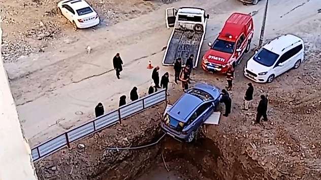 Malatya'da otomobil inşaat temeline düşmekten son anda kurtuldu