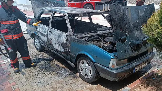 Malatya'da park halindeki otomobil alev aldı