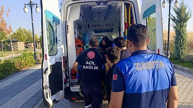 Malatya'da Parkta Epilepsi Nöbeti Geçiren Vatandaşa Zabıta ve Doktor Müdahale Etti