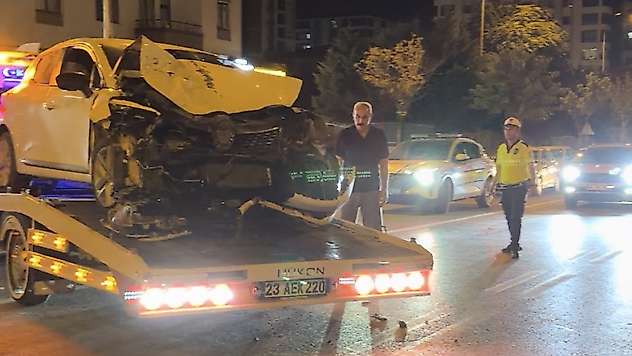 Malatya'da Pikap ile Otomobil Çarpıştı: 3 Yaralı