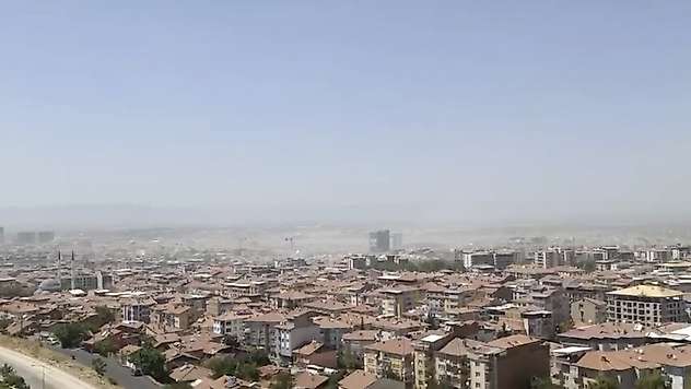 Malatya'da Rüzgâr ve Sıcaklık Toz Bulutlarını Yükseltti