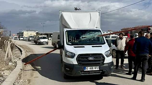 Malatya'da Şiddetli Rüzgar Tehlike Saçtı: Savrulan Demir Pikaba Saplandı