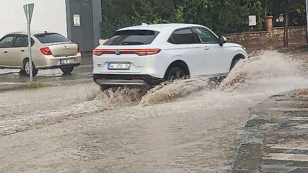 Malatya'da şiddetli yağış yolları göle çevirdi