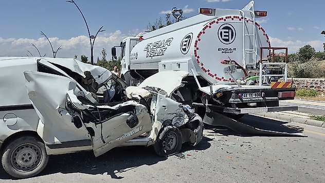 Malatya'da Su Tankerine Çarpan Araç Hurdaya Döndü: Sürücü Ağır Yaralı