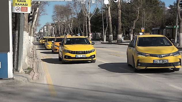 Malatya'da Taksiciler Zam Talebiyle Belediye Önünde Toplandı