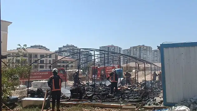 Malatya'da TOKİ şantiyesinde depo yangını