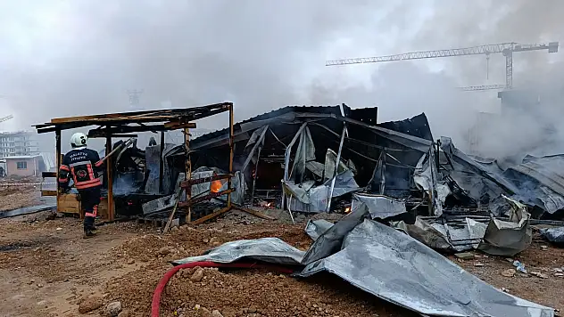 Malatya'da TOKİ Şantiyesinde Korkutan Yangın: İşçiler Son Anda Kurtuldu