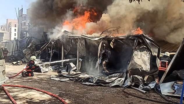 Malatya'da TOKİ Şantiyesinde Yangın Paniği: Konteynerler ve Konutlar Zarar Gördü