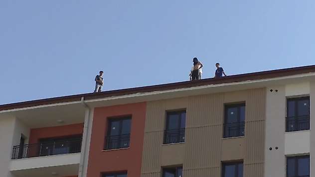 Malatya'da Ücretlerini Alamadıklarını İddia Eden İşçiler Çatıda Eylem Yaptı