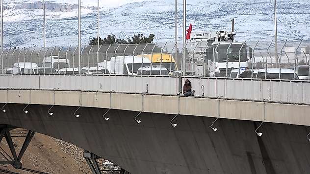 Malatya'da Viyadükte Dram: Genç Saatler Süren İknayla Kurtarıldı