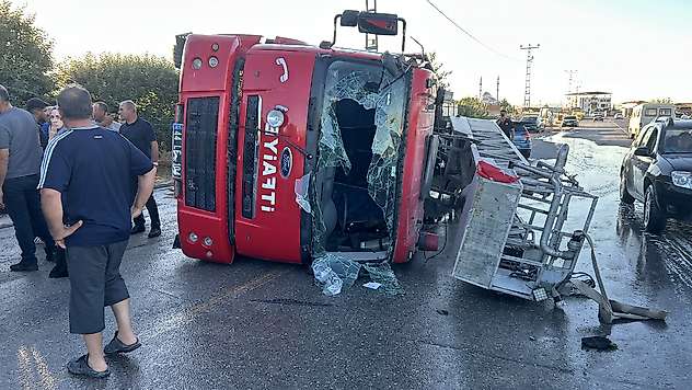 Malatya'da Yangına Giden İtfaiye Aracı Devrildi: 3 Yaralı