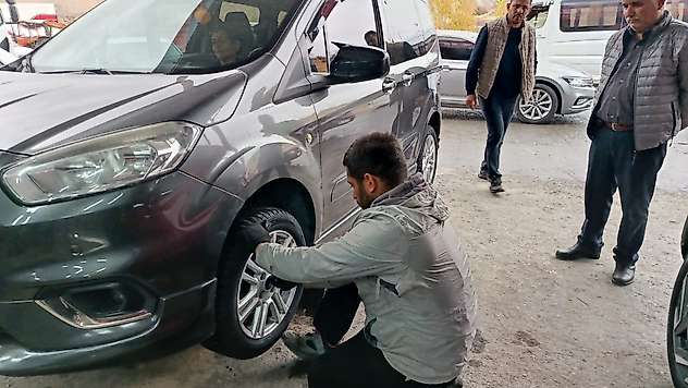 Malatya'da Yaz Lastiği Yoğunluğu: Sürücüler Servislere Akın Etti