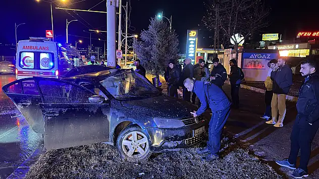 Malatya–Elazığ karayolunda otomobil Trambüs direğine çarptı: 1 yaralı