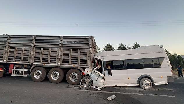 Malatya-Elazığ Yolunda Korkutan Kaza: Minibüs Tırın Altına Girdi