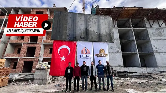 Malatya Güven Sitesi'nde Beton İşleri Tamamlandı: İşçiler Türk Bayrağıyla Kutladı