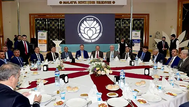 Büyükşehir Belediyesinden Muhtarlara Yemek