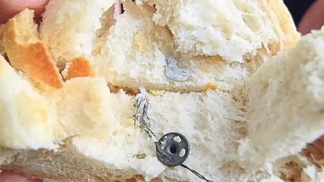 Ekmeği bölünce şok oldu: Tel, kablo, düğme...