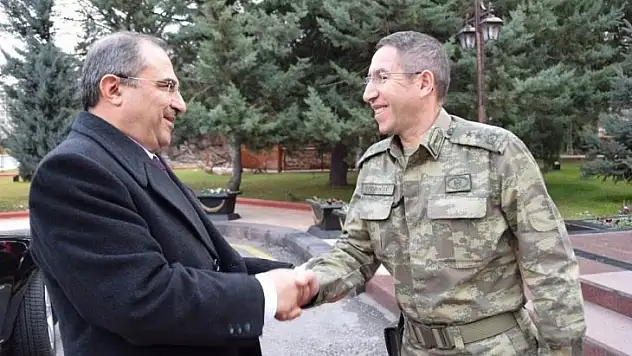 Vali Ali Kaban Askerler İle Birlikte Cuma Namazı Kıldı