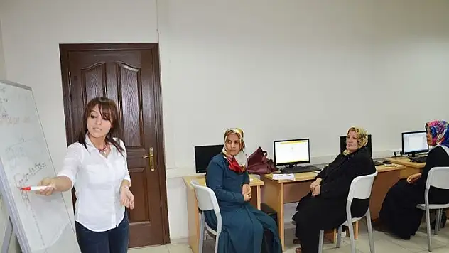 Ev Hanımları Bilgisayar Öğreniyor
