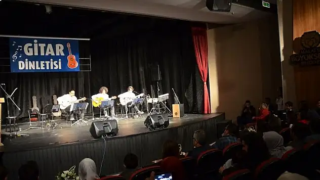 Gitar Dinletisine Yoğun İlgi