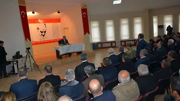 Akçadağ'da Muhtarlarla, Kurum Yetkililerini Bir Araya Getirdi