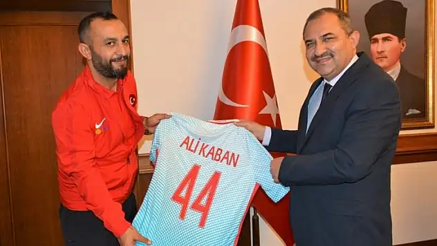 Ampute Milli Takımı Kalecisi Karadağ, Vali Kaban'ı Ziyaret Etti