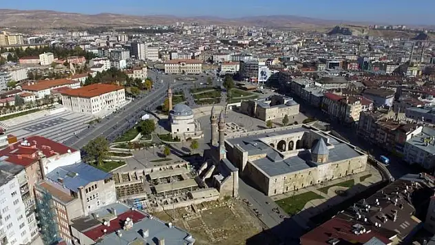 Meydandaki Bina Cepheleri Tarihi Dokuya Uygun Hale Gelecek
