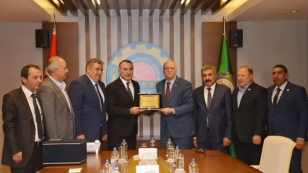 Kırmızı Et Üreticileri Merkez Birliği'nden Bayraktar'a plaket