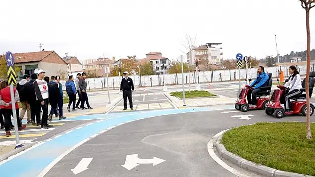 Okul Geçidi Görevlilerine Trafik Eğitimi