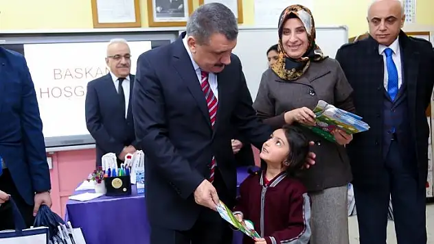 Başkan Gürkan, Öğrencilere Karnelerini Dağıttı