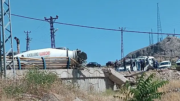 Malatya Hekimhan'da Beton Mikseri Devrildi: Sürücü Yaralandı, Yol Trafiğe Kapandı