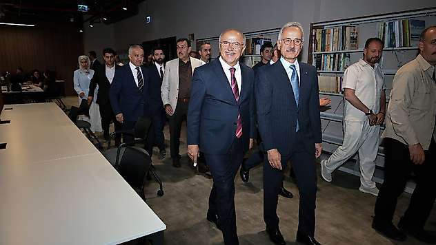 Malatya'nın Şehir Kütüphanesi'ne Bakan Uraloğlu'ndan Övgü