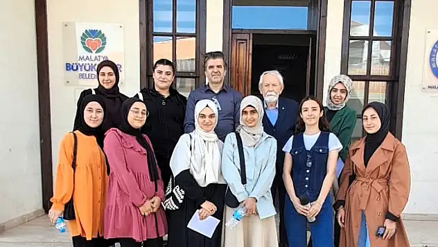 Malatya'nın Tecrübeli Kalemi Asım Demirkök Malatya Kent Konseyi'nde Gençlerle Bir Araya Geldi