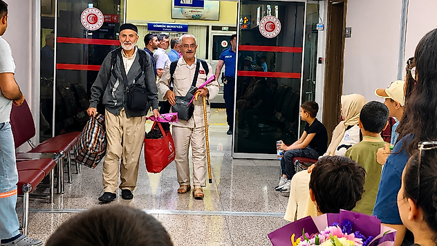 Malatyalı Hacılar Kutsal Topraklardan Döndü: Güllerle Karşılandılar