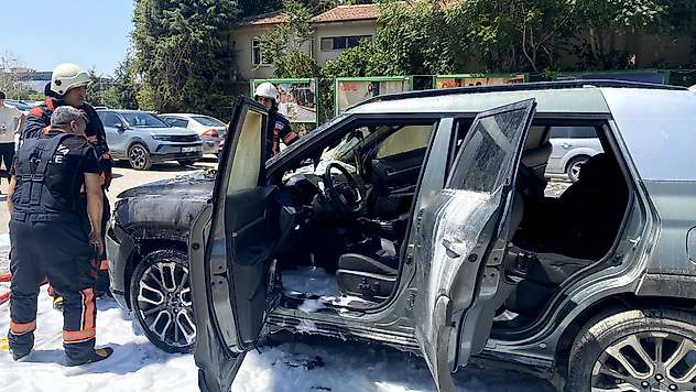 MalatyaPark AVM Otoparkında Park Halindeki SUV Alev Aldı
