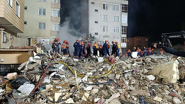 Maltepe'de Enkaz Çalışmalarında Son Durum: 2 Ölü, 3 Kişi Aranıyor