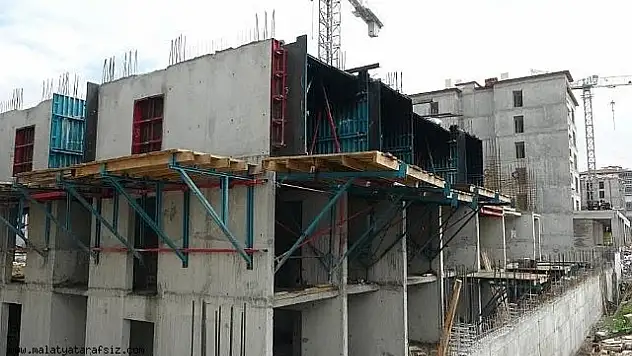 Merdivenden düşen işçi yaralandı