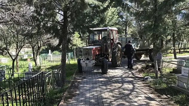 Mezarlıklarda Bayram Öncesi Bakım Çalışmalarına Başlandı