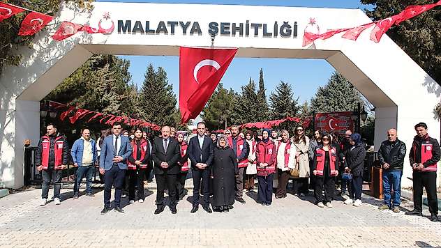 MİAD Çocuk Evleri Sitesi'ndeki Çocuklar Şehit Kabirlerini Ziyaret Etti