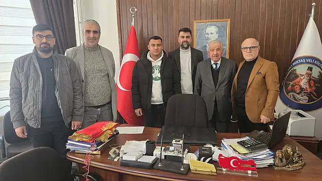 Milli ve Manevi Değerlere Vurgu: Hacı Bektaş Veli Derneği'ne Bayrak Takdimi