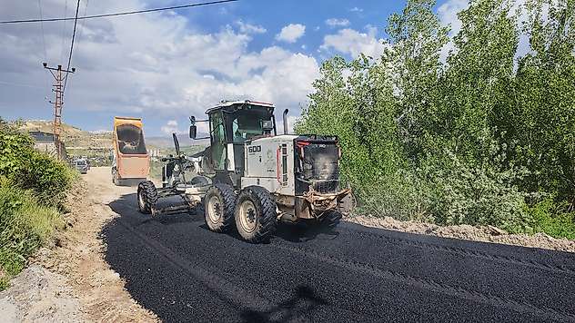 Mullakasım ve Kozluk'un Yolları Sıcak Asfaltla Yenilendi