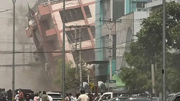 Myanmar'da 7,7 ve 6,4 büyüklüğünde iki deprem