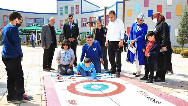 Nisan Dünya Otizm Farkındalık Programı Malatya'da Düzenlendi.