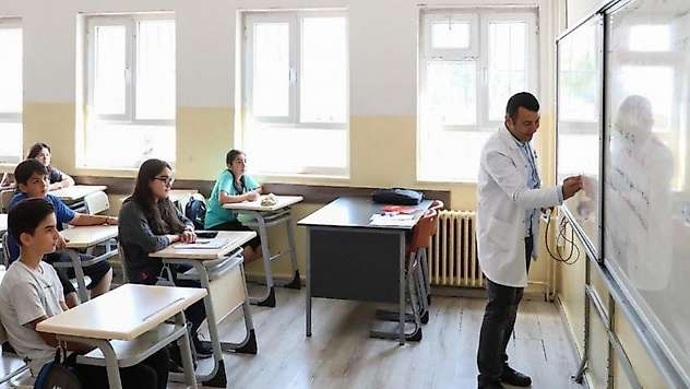 Öğretmenlerin il içi yer değiştirme sonuçları açıklandı