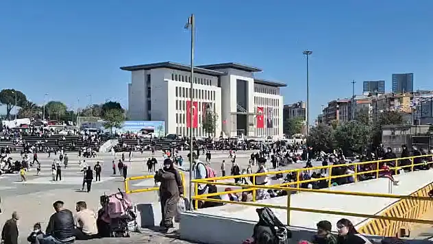 Okul bahçeleri, spor salonları ve camiler İstanbul'da depremzedelerin hizmetine açıldı